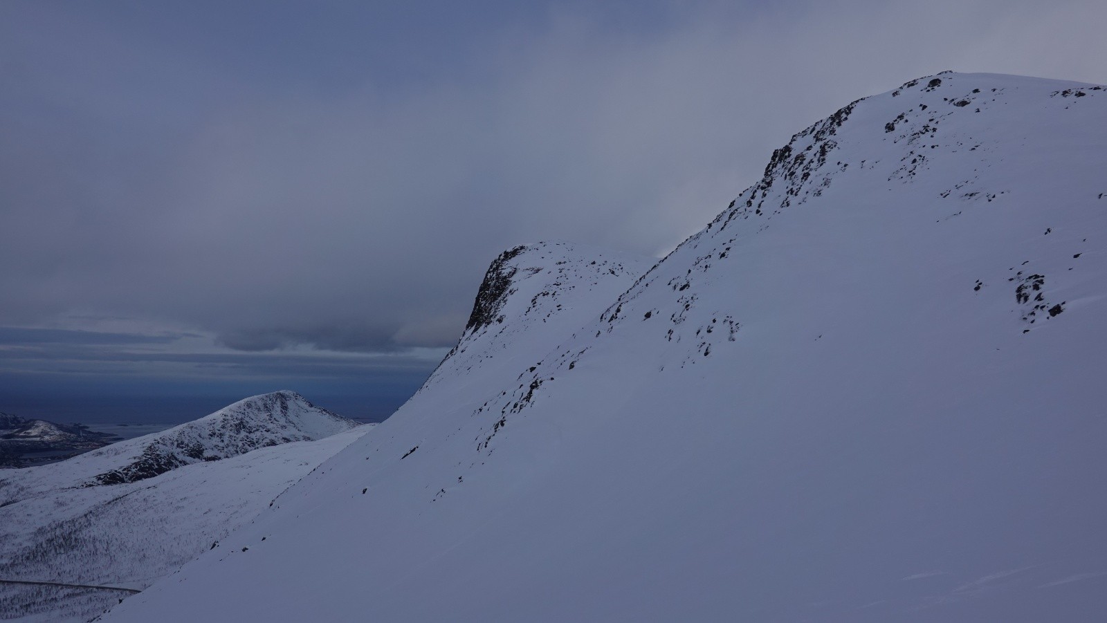 Le sommet se dévoile sur la droite