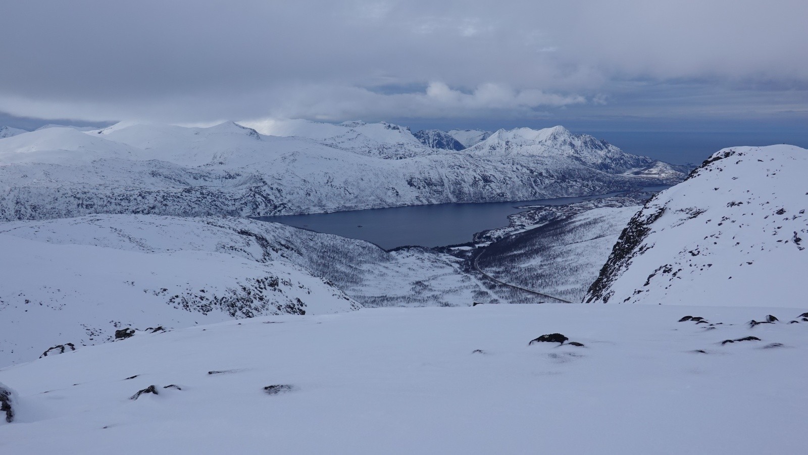 Panorama depuis le sommet sur Straumsboth et son fjord