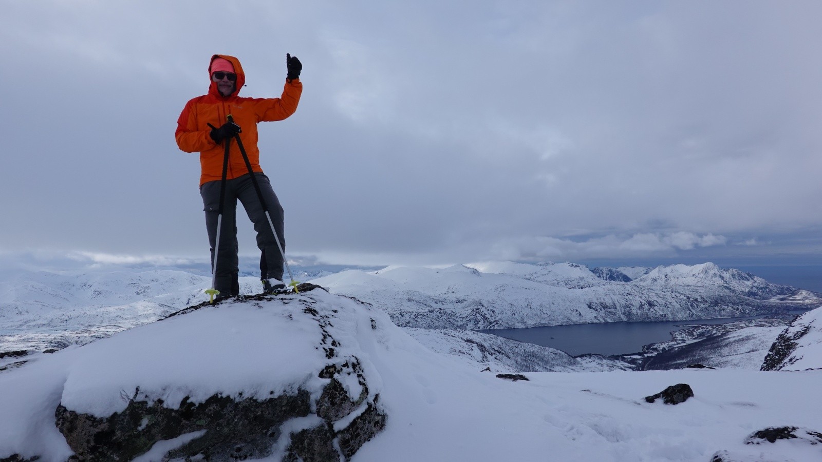 Didier au sommet du Krokelvtinden bien venté