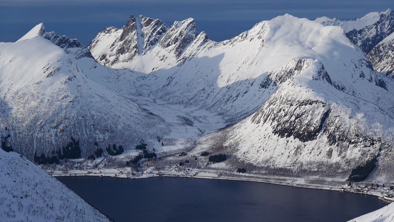 Panorama au téléobjectif sur le Luttind et le Hatten