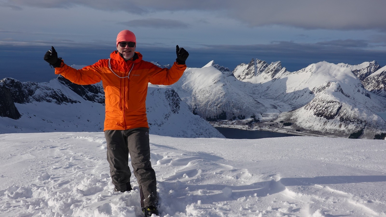 Didier au sommet sur fond de Luttind