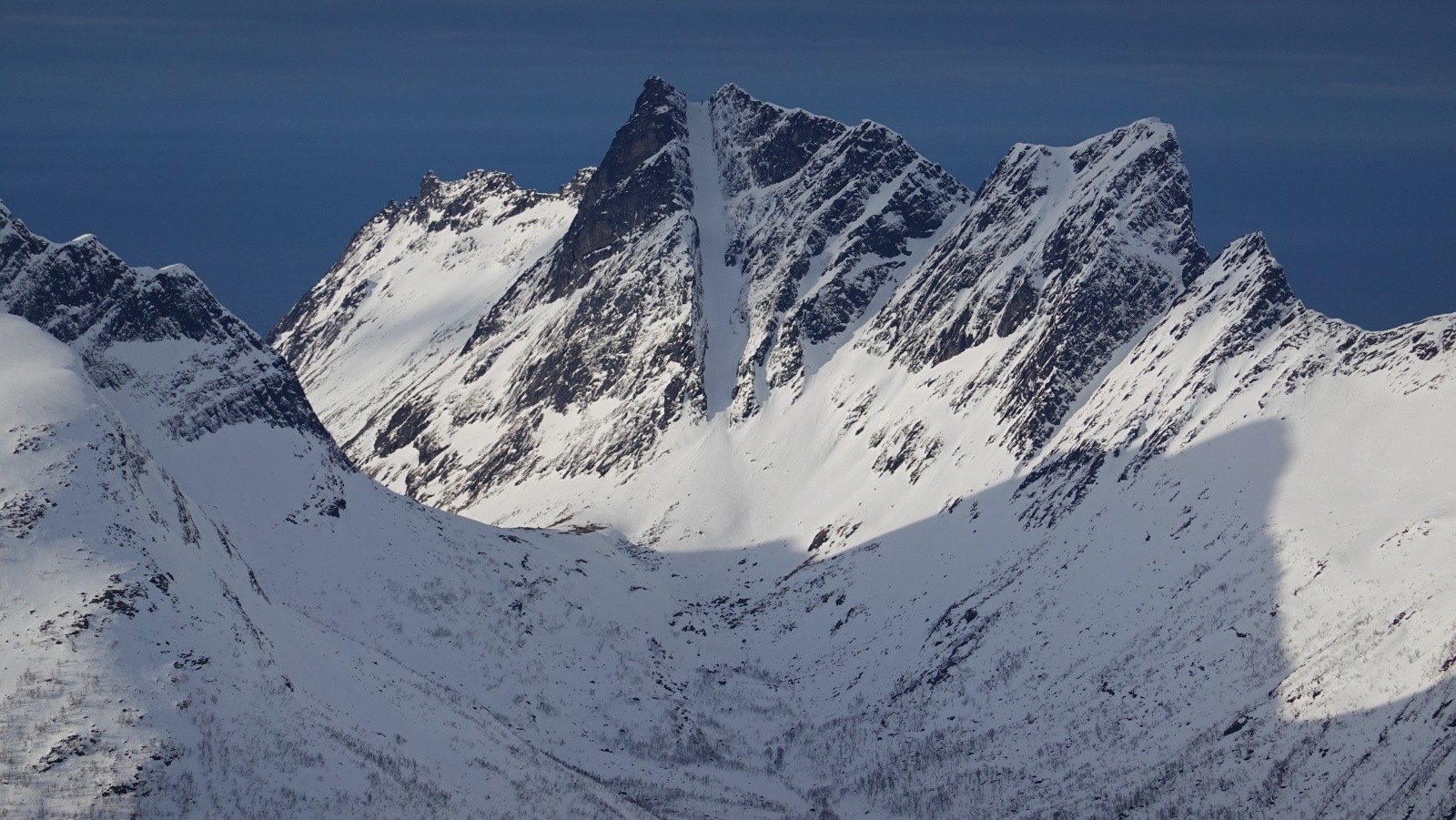Panorama au téléobjectif sur le Luttind et son couloir rectiligne caractéristique