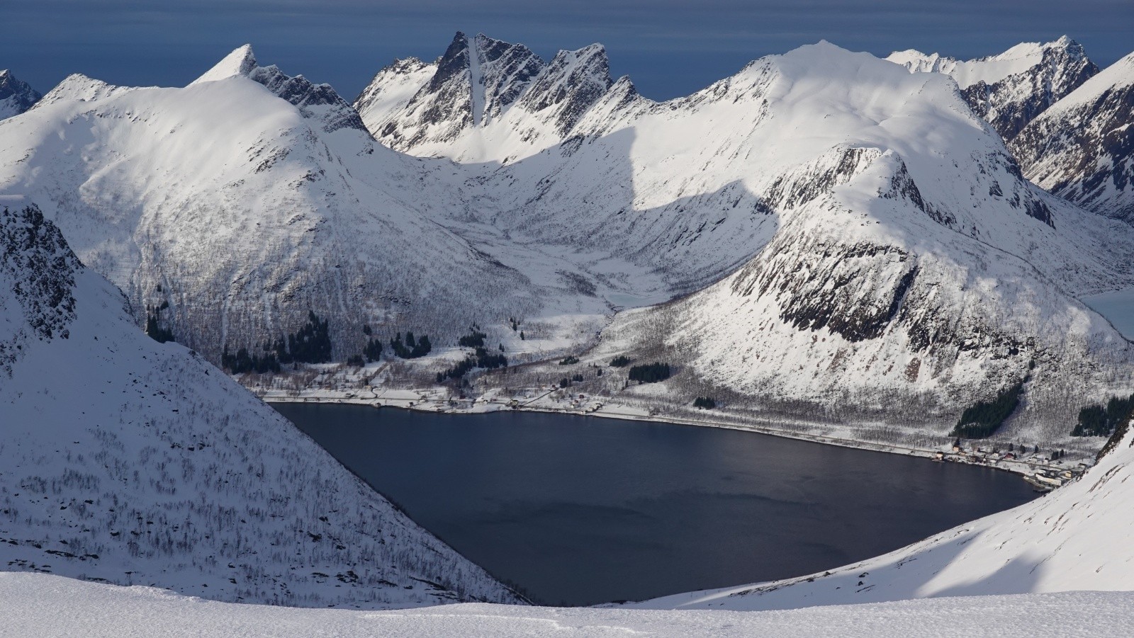 Panorama au téléobjectif sur le Luttind et le Hatten