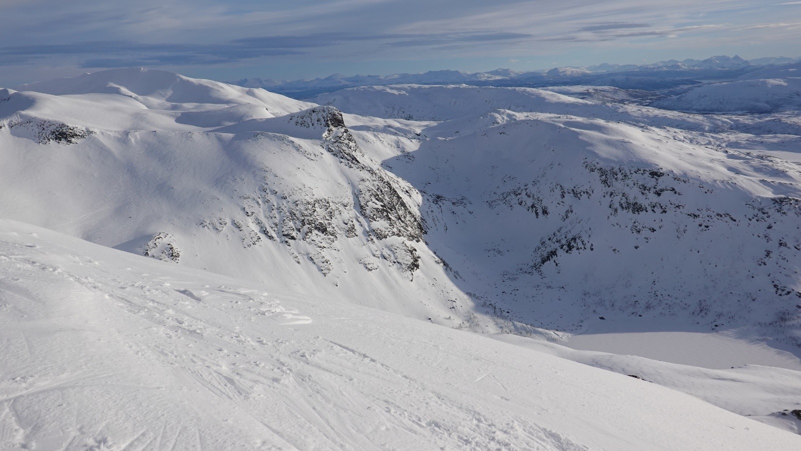 Panorama sur le Krokelvtinden et son vallon d'ascension que nous avons skié ce matin