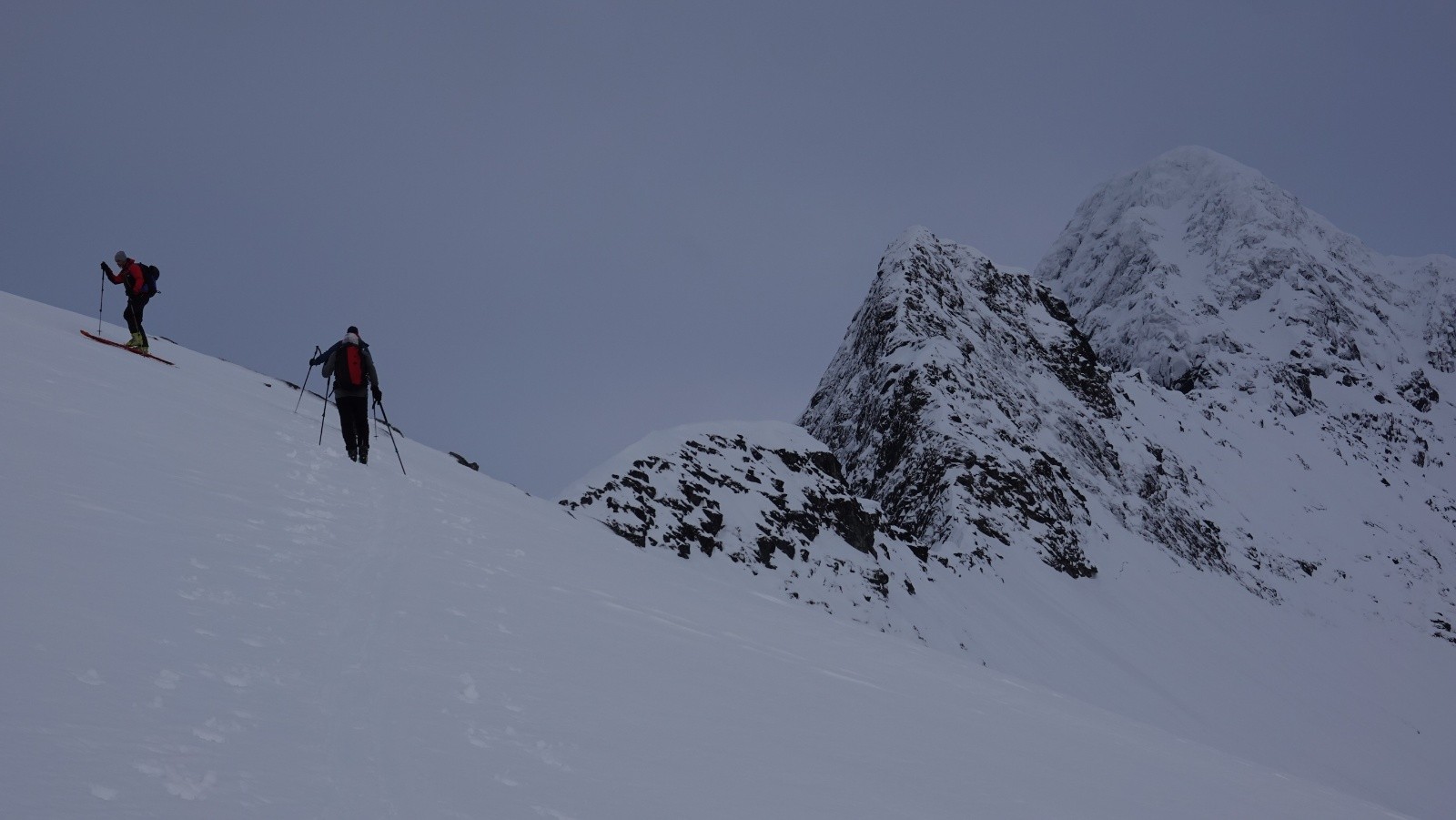 En cours d'ascension sur fond de Stormoa