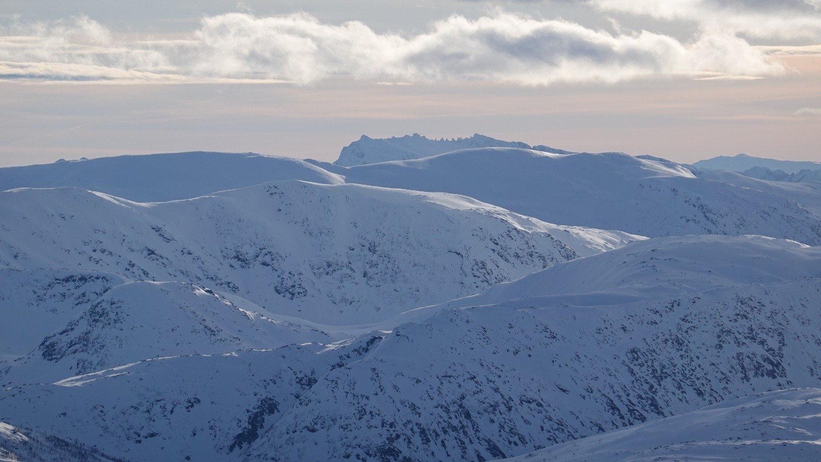 Panorama au téléobjectif sur le Kvaenan et sa crète de trolls caractéristique que nous avons skié hier mardi
