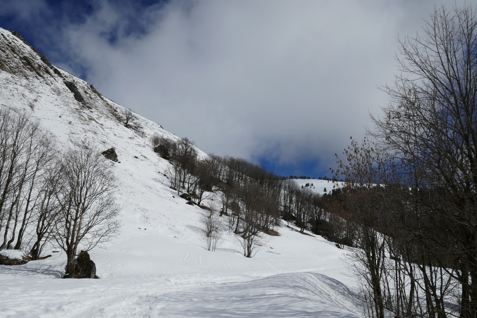 Le pente d'accès à la route, caillouteuse, à éviter. Tirer un peu vers Combafou.