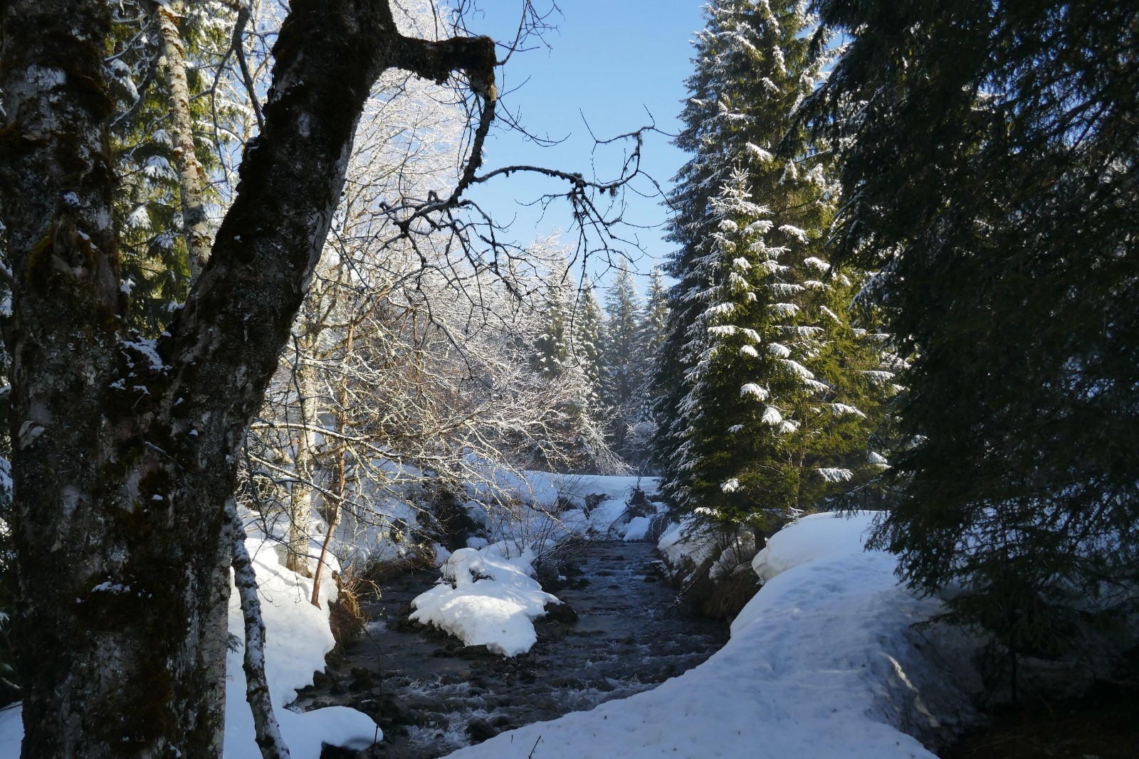 A droite au panneau \