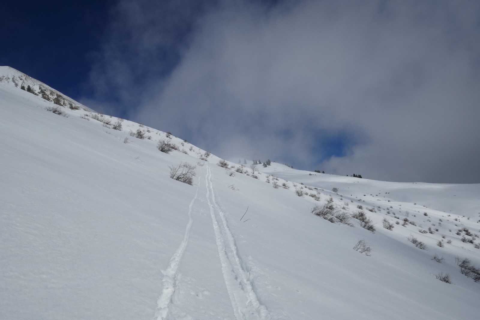 Traversée sous le Replan.La neige super molle a tendance à glisser sur le fond dur. Heureusement, faibles pentes par ici.