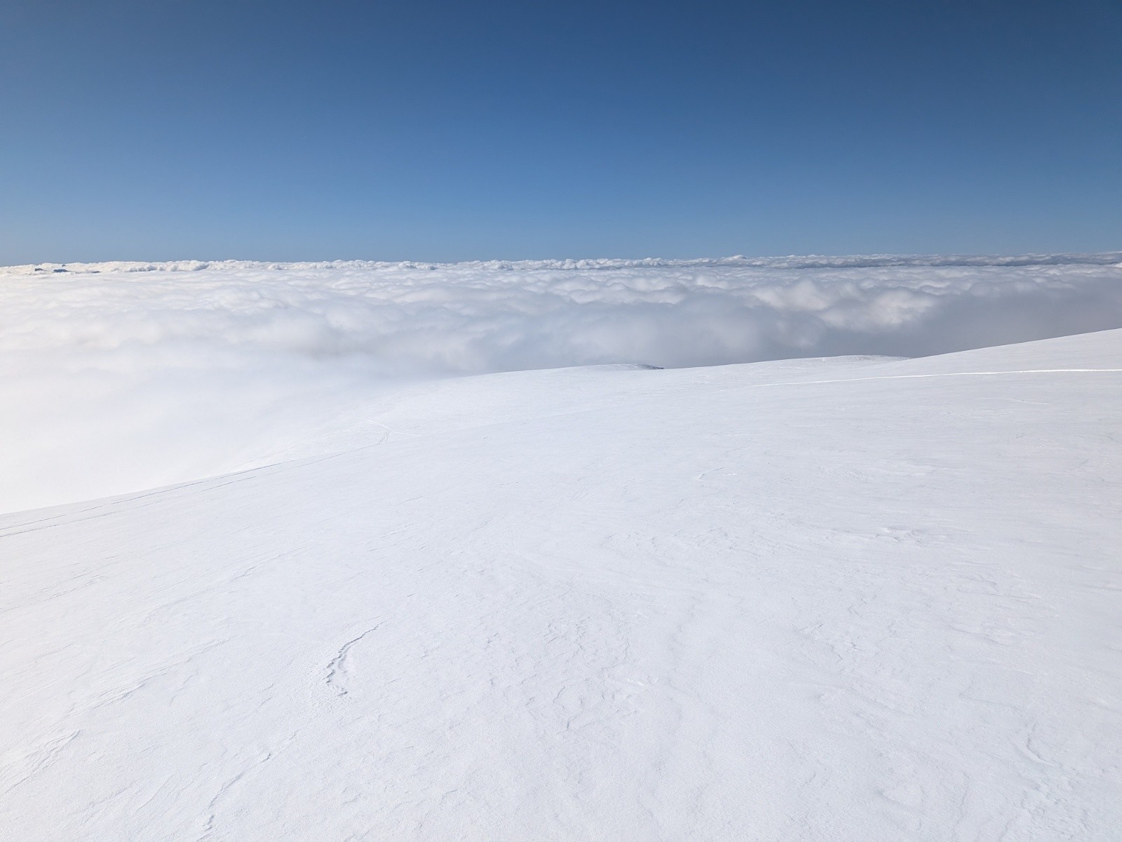 Crête de Brouffier à la limite du brouillard