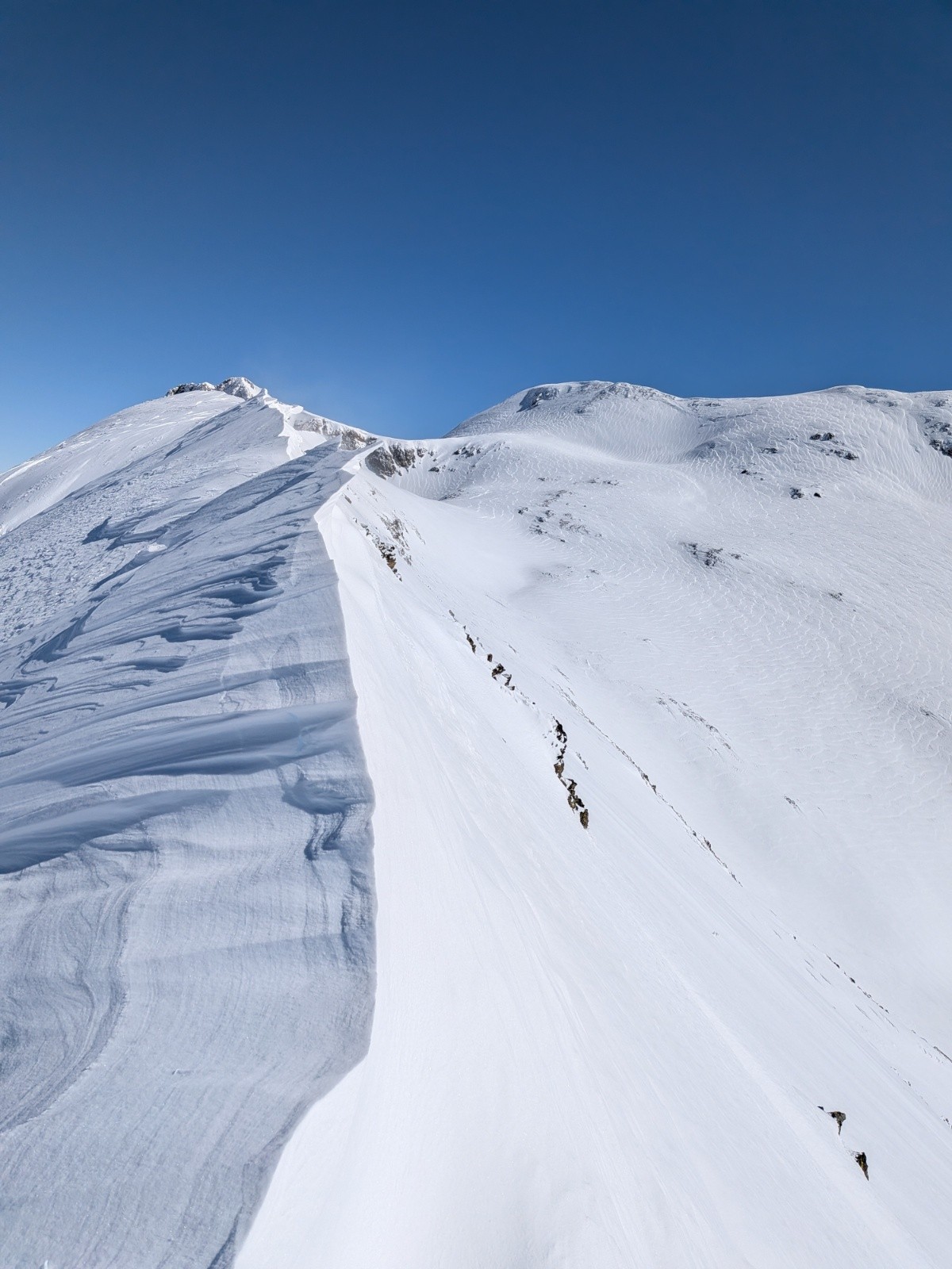 L'arrête encore libre de trace, vent ++