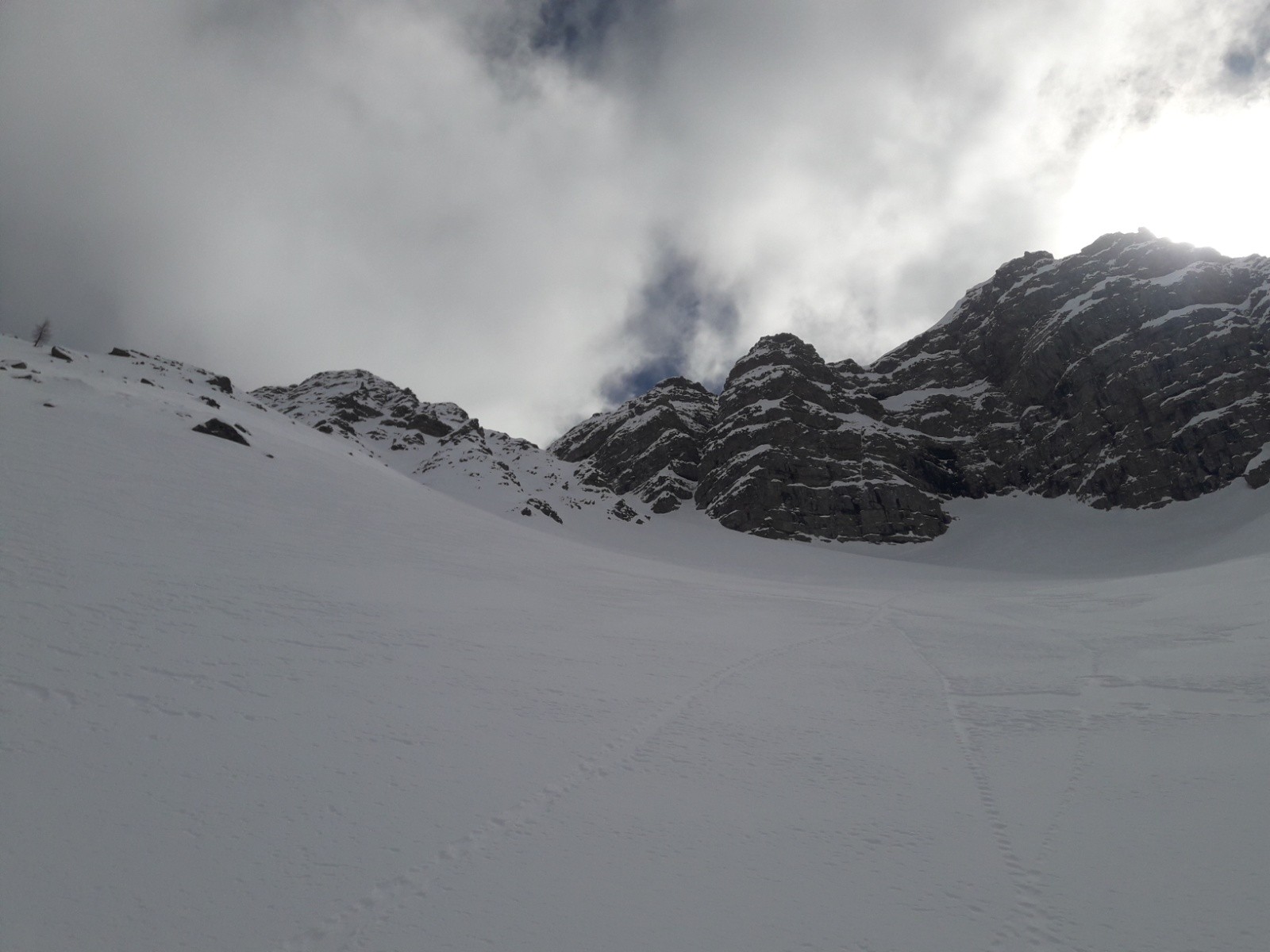 le haut du ravin de Rabions et le couloir W de remontée au Bec à gauche de la barre