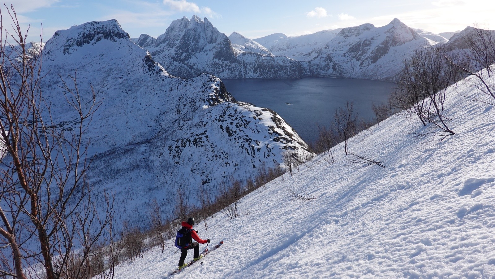 Descente sur fond de Breidtinden