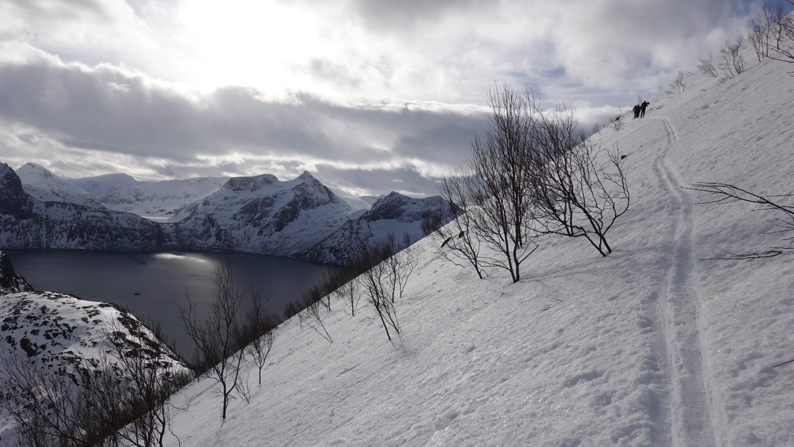 Le ciel se dégage avec la vue sur le Mefjorden