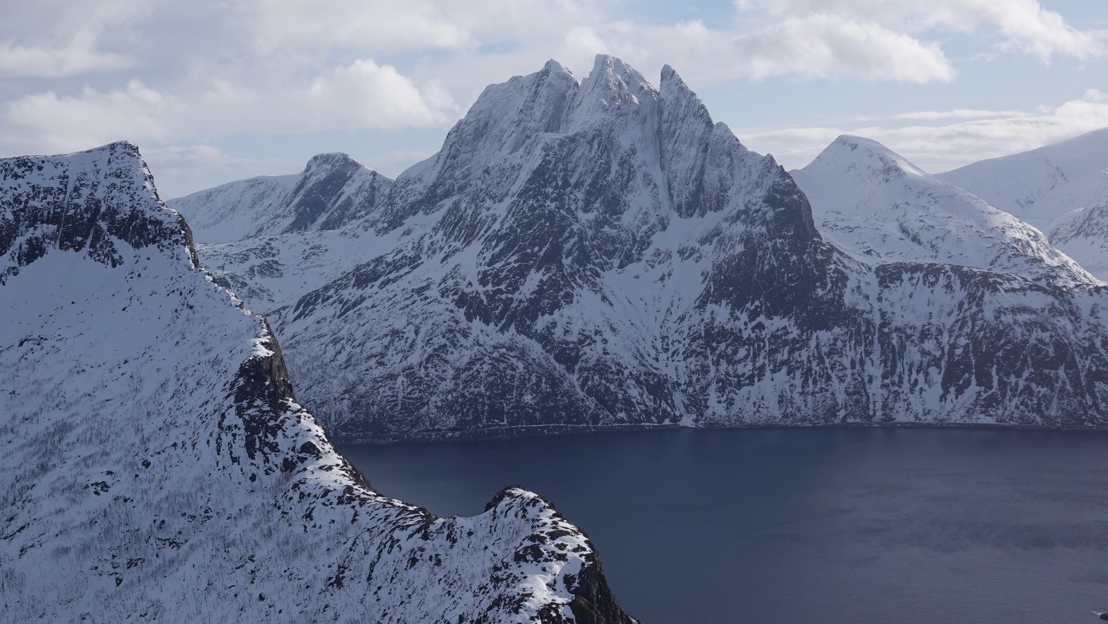 Panorama au téléobjectif sur le Breidtinden