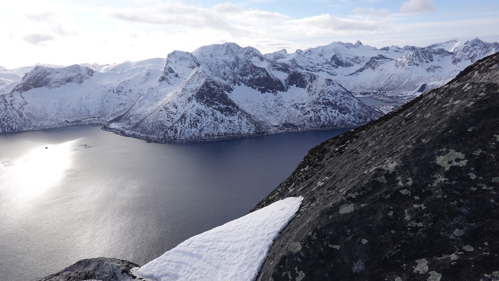 Panorama sur le Mefjorden et le village de Senjahopen