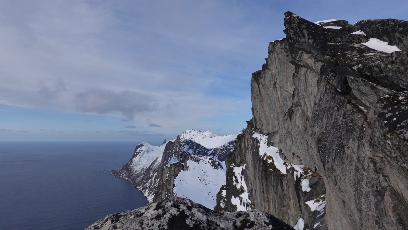 Le Segla est son impressionnante face Nord de 600m qui plonge directement dans le Mefjorden