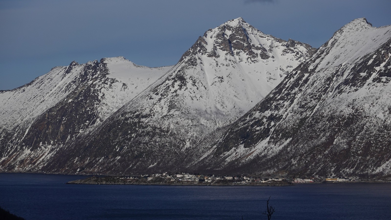 Panorama au téléobjectif sur le village de Husoy