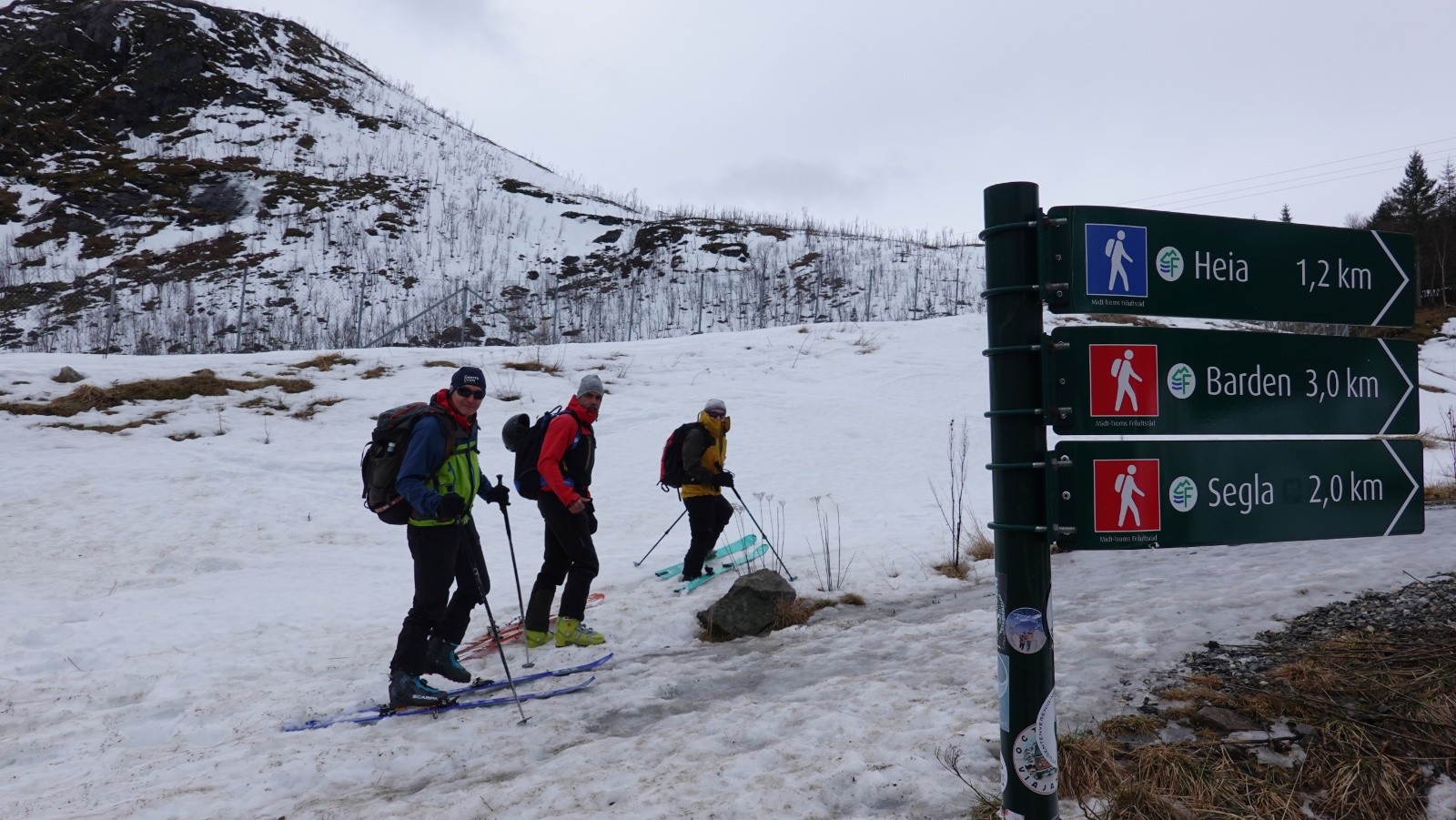 Départ skis aux pieds sous un ciel gris