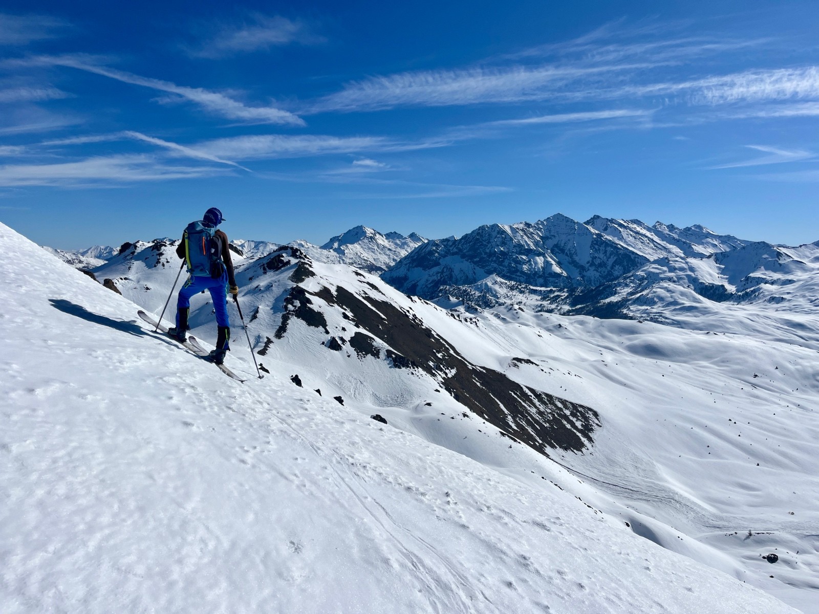 &nbsp;Les traces de l'avalanche du Grand Charvia au second plan