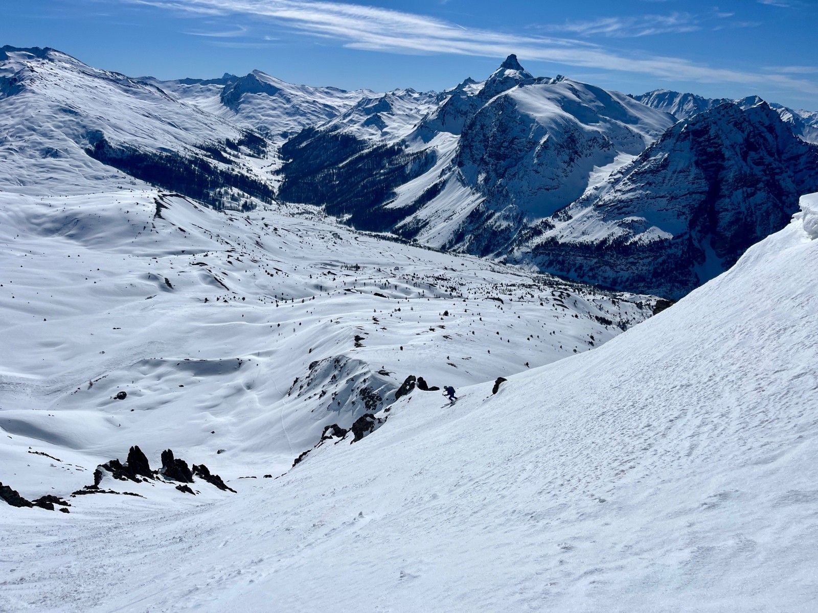 &nbsp;Adri attaque la descente du large couloir SE