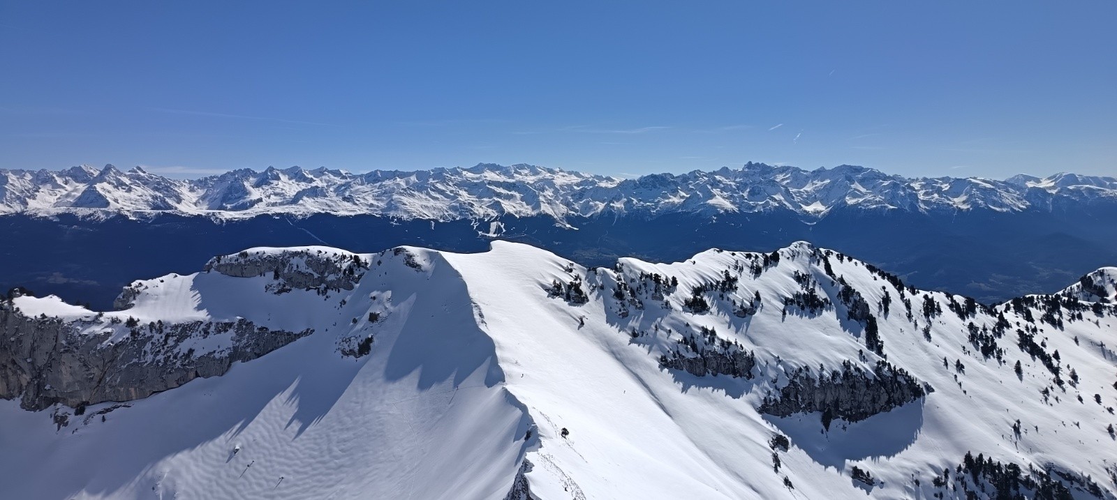 Dôme de Bellefont et Belledonne derrière&nbsp;