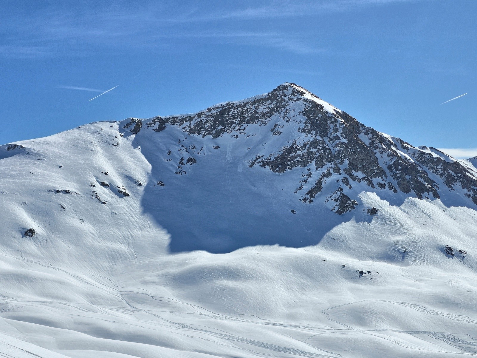 Plus près de nous, se dresse la Pointe du Dzonfié