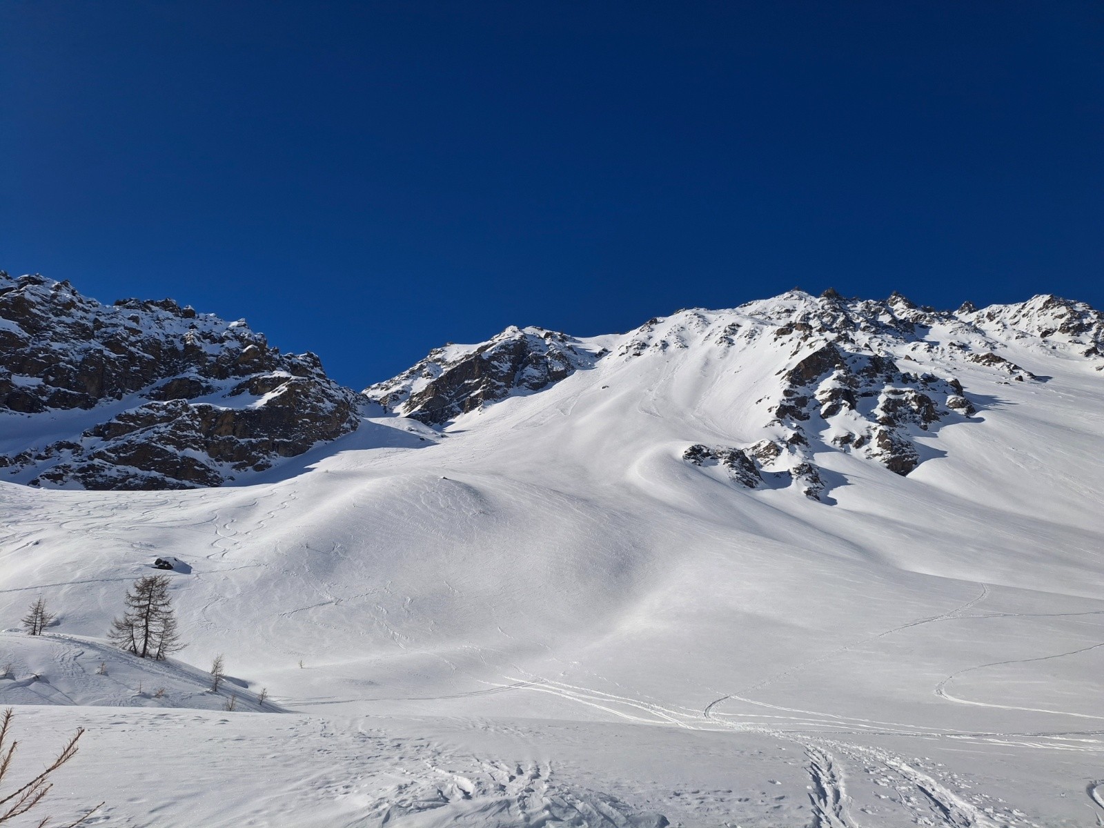 &nbsp;Pic de l’étendard au centre et à gauche des champs de neige
