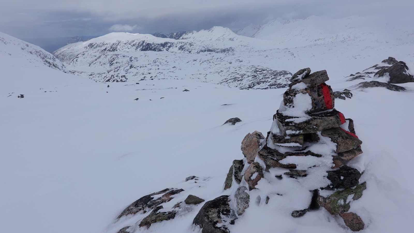 L'itinéraire est balisé par des cairns et des balises rouges