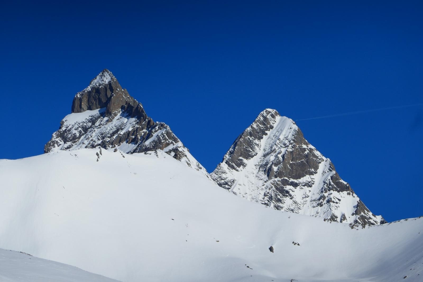 &nbsp;La centrale et la méridionale qui pointent au fond du vallon du Goléon, et la \