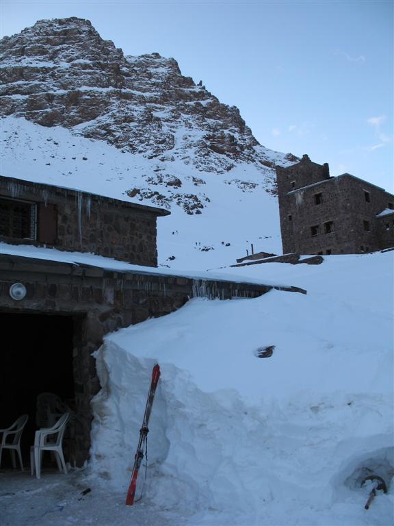refuge du Toubkal à 3200 m : pas mal de neige...