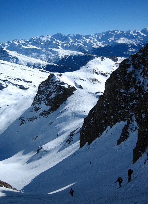 Dans la rampe : Montée à l'ombre sous les falaises de la Leisette