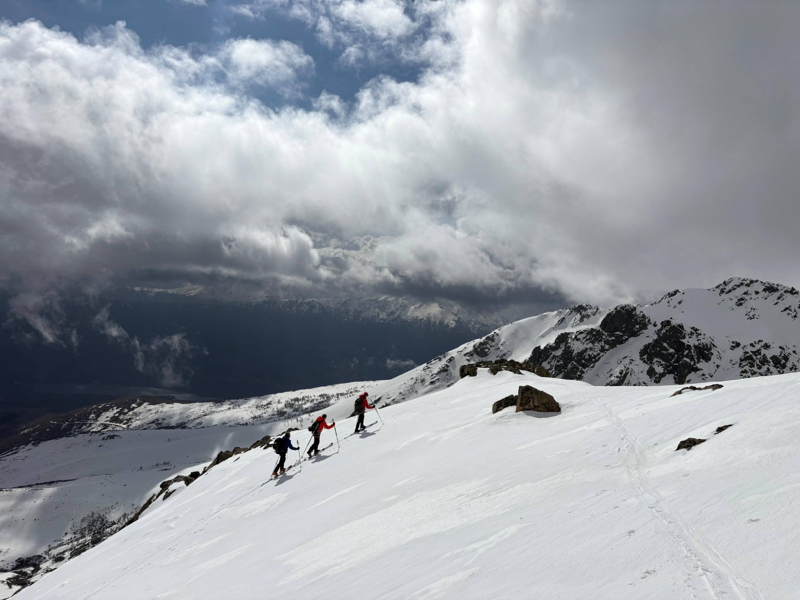 Le mode ski sous un ciel variable