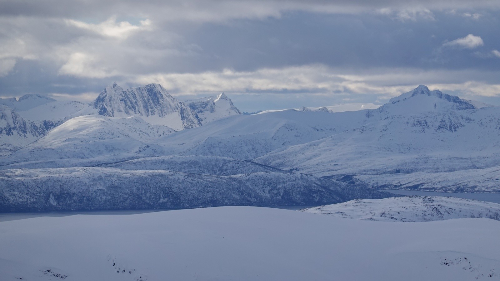 Panorama au téléobjectif sur le Breidtinden et le Keipen situés sur l'île de Senja