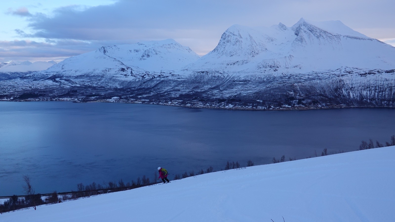 Fannie en cours de descente sur fond de Straumsfjorden
