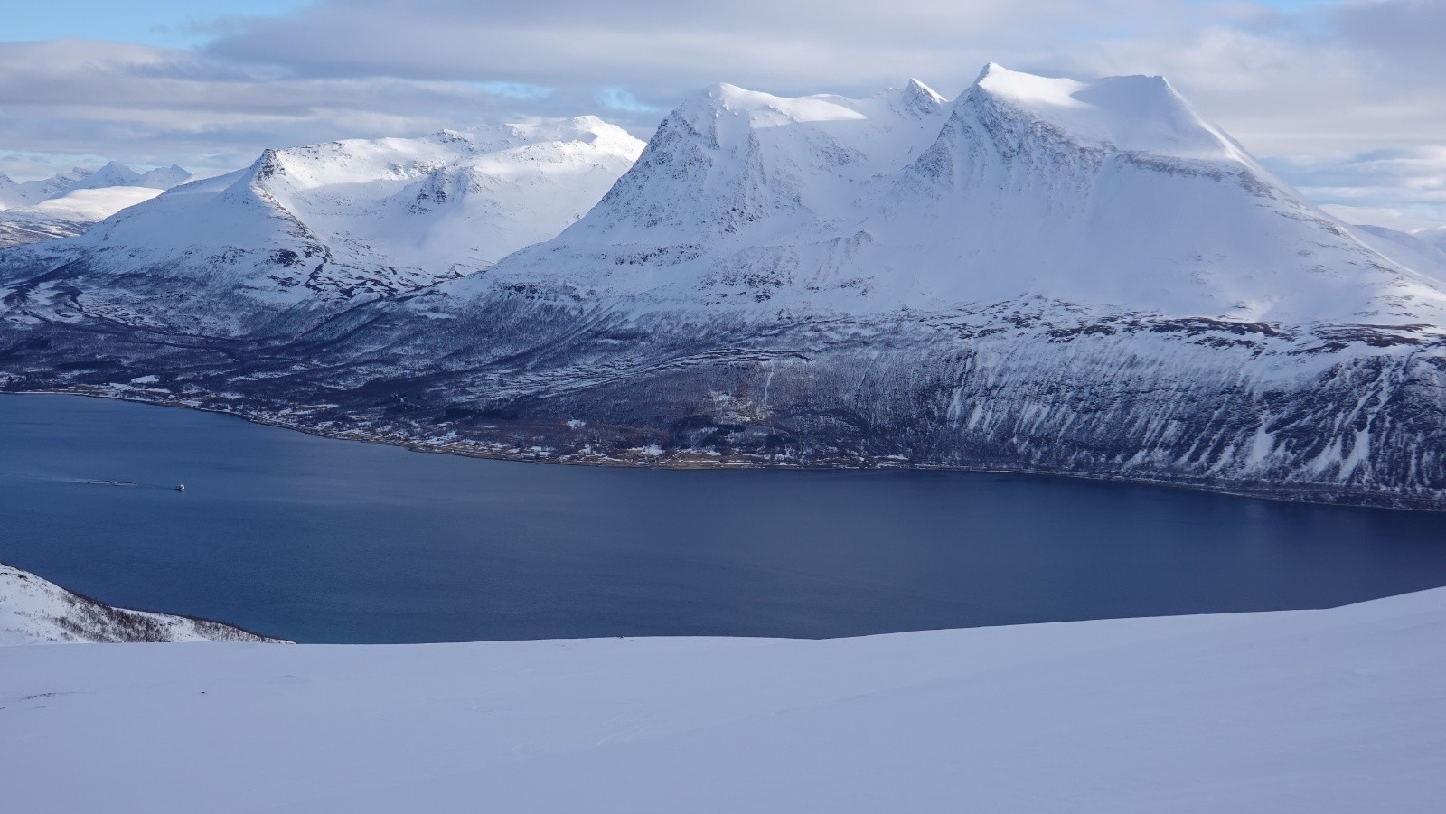 Panorama sur le Durmalstinden et le Middagstinden
