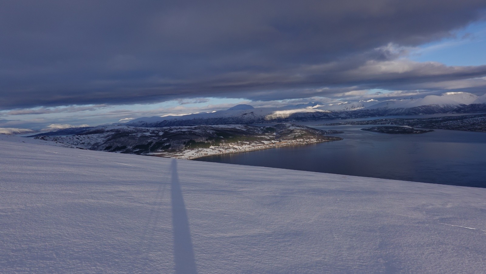 Mon ombre sur fond de fjord