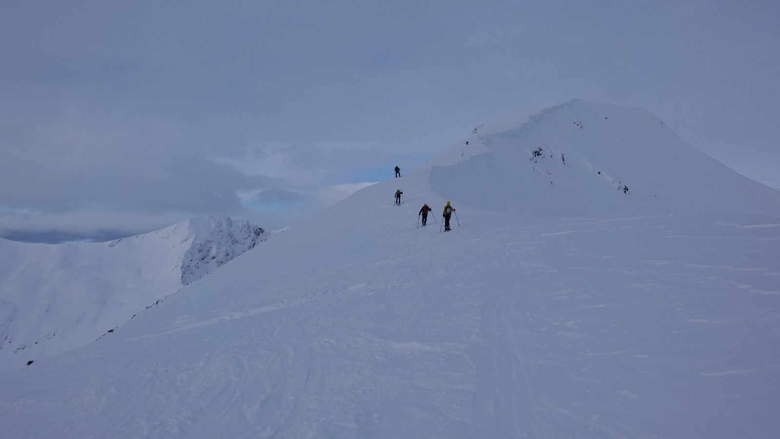 Sur l'arête menant au sommet