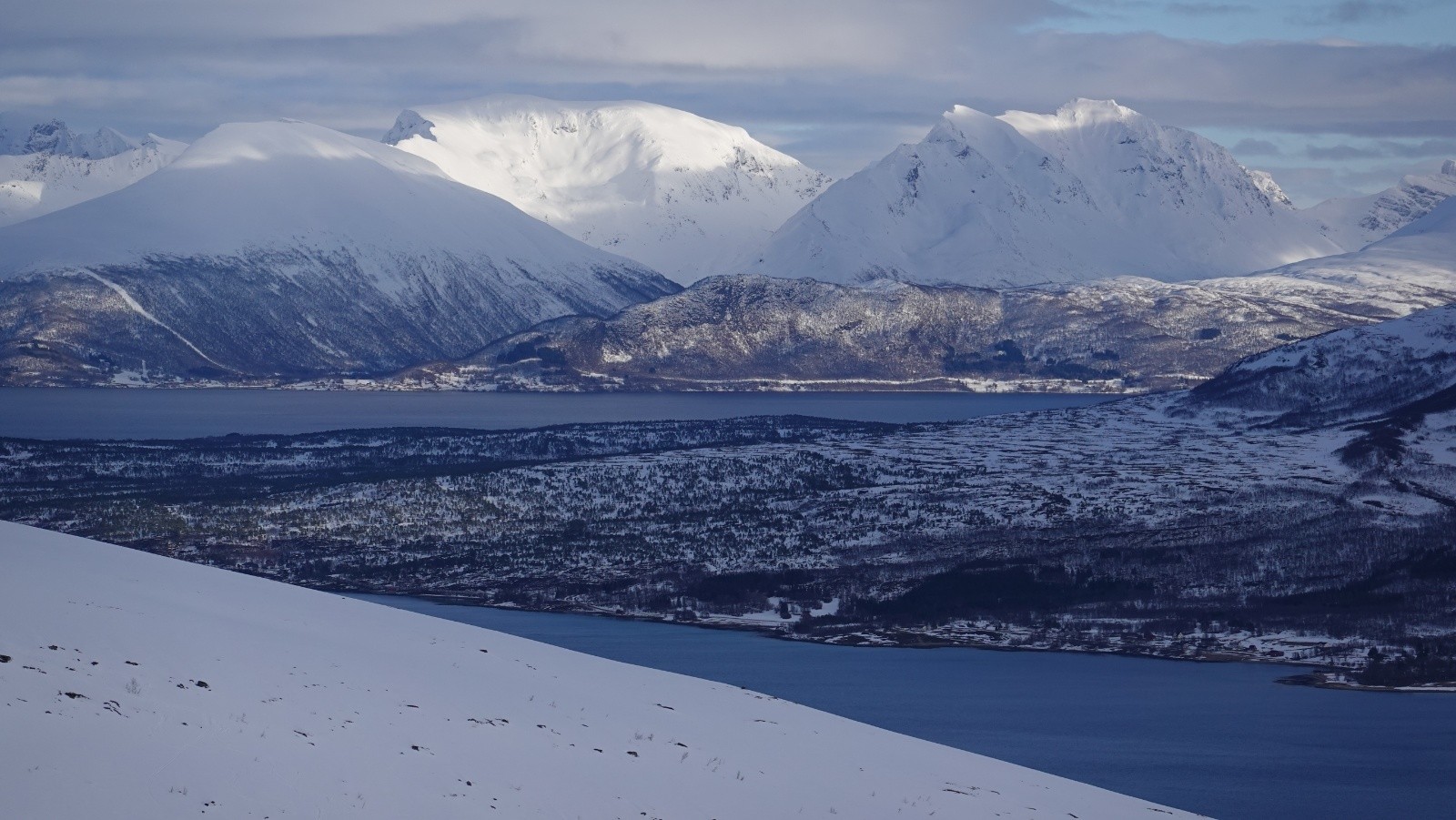 Panorama au téléobjectif sur le Tromsdasltinden