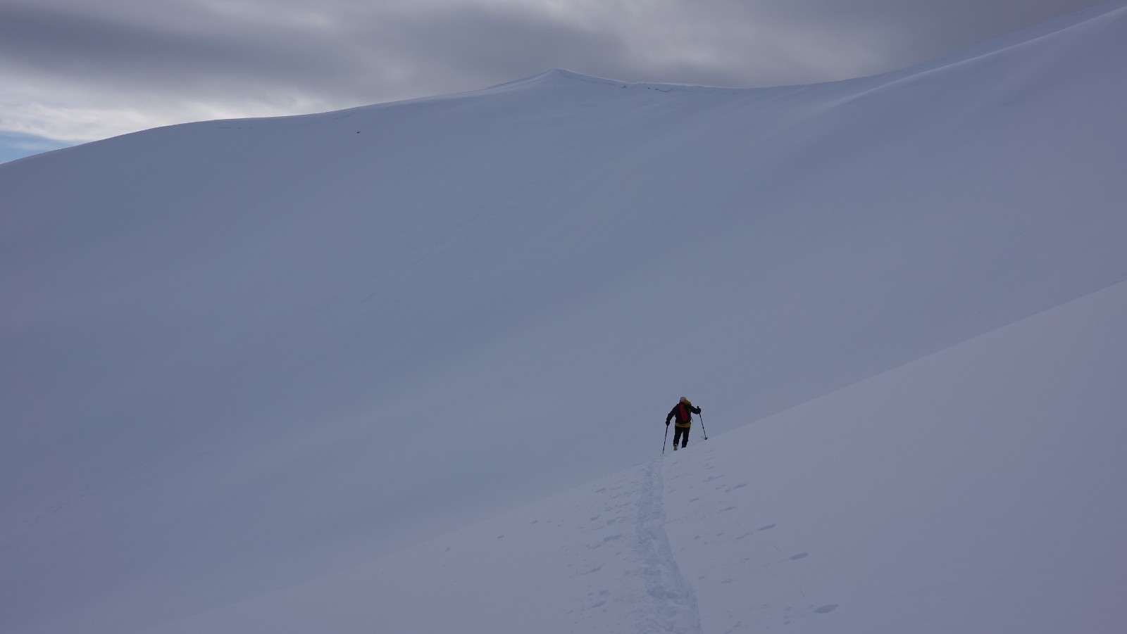 Jean à la trace dans le cirque sous le sommet