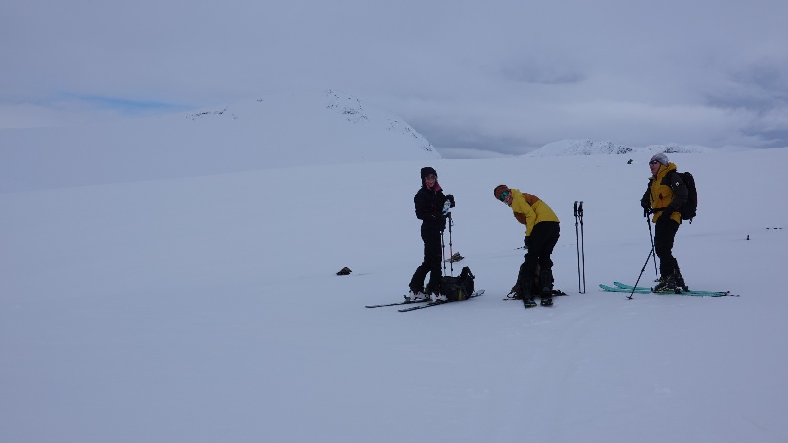 Pause au point côté 588m avant de descendre dans le cirque sous le sommet en arrière plan