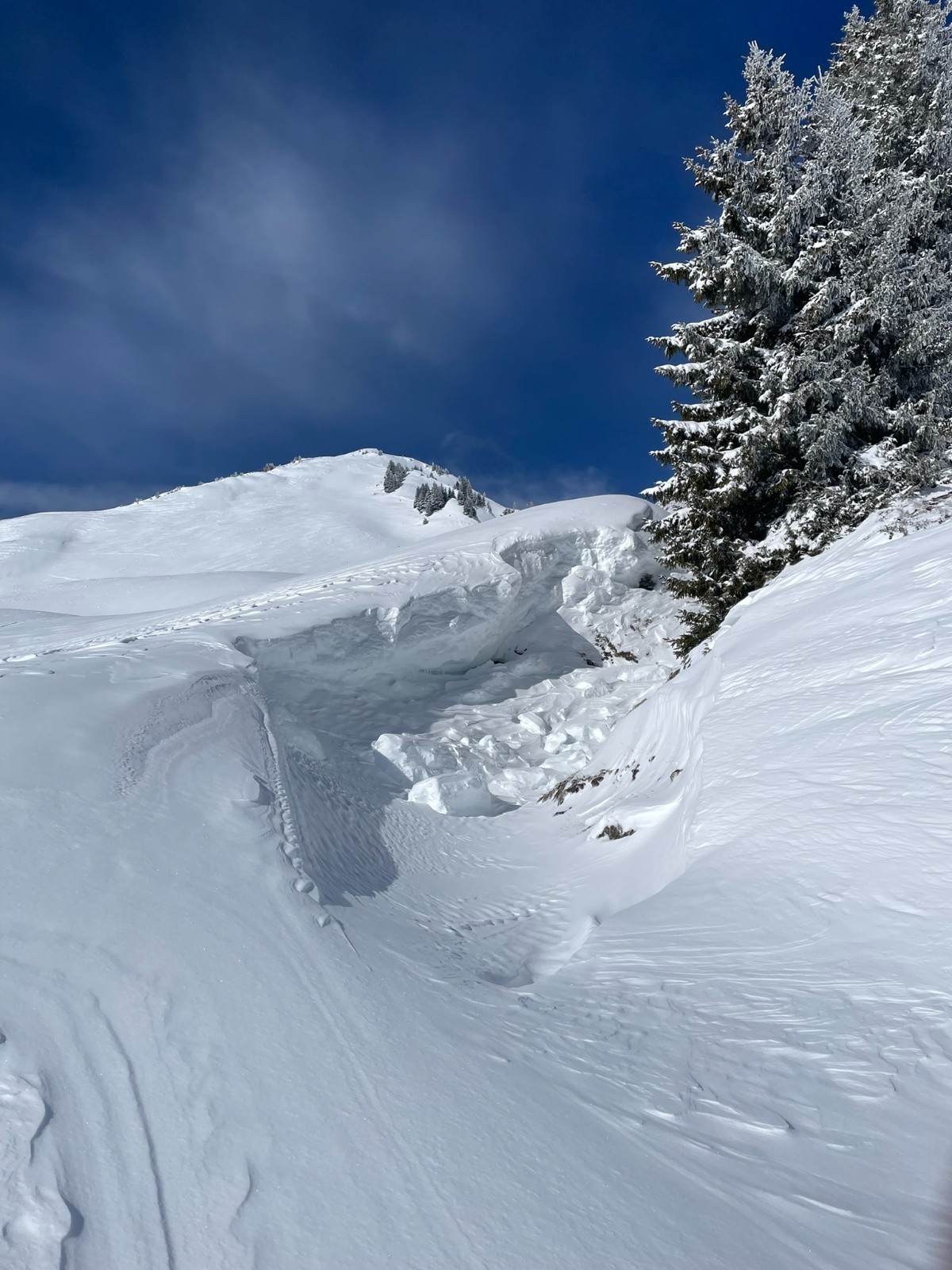 Surprenant cette cassure de corniche sur un torrent