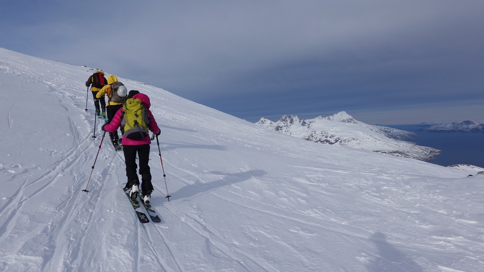 Ascension vers le sommet sous le soleil revenu et sur fond de Buren et de Store Blamannen