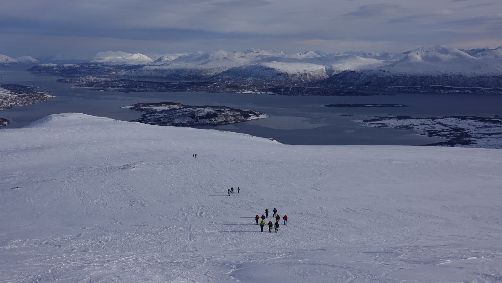 Panorama vers le parking du départ et le Balsfjorden