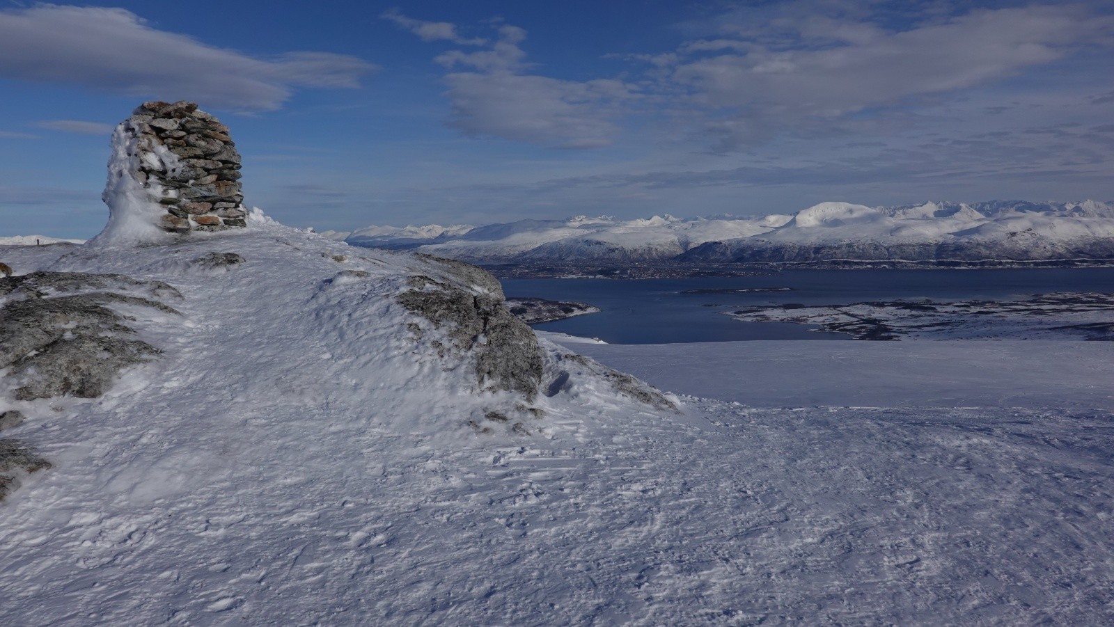 Le cairn sommital du Botnfjellet
