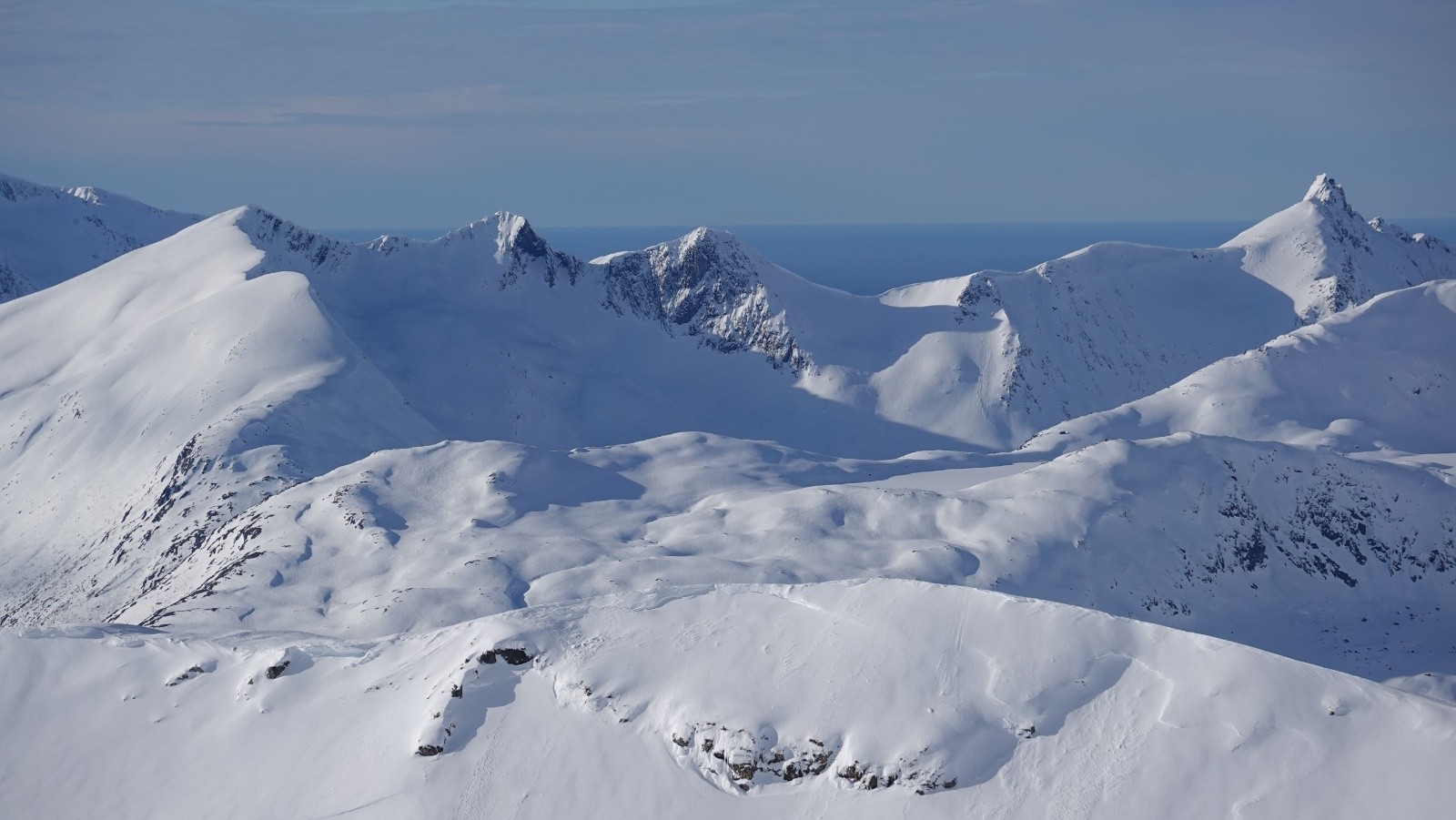 Montagnes et mer vers l'Ouest