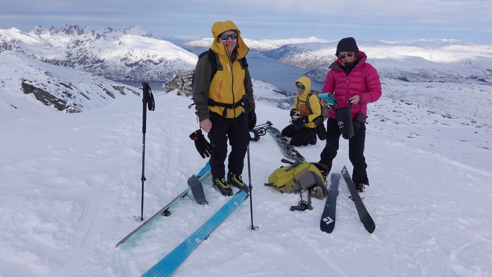 Jean, Anna et Fannie au sommet du Litjeblamannen