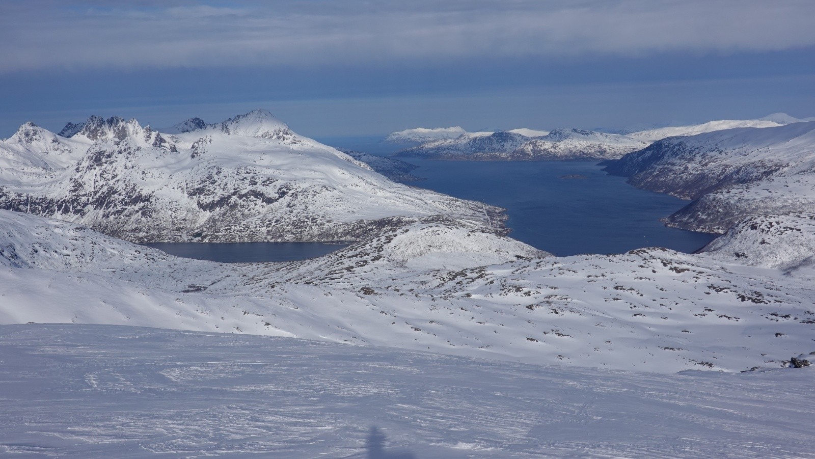 Panorama au téléobjectif sur le Ersfjorden, le Buren, le Store Blamannen
