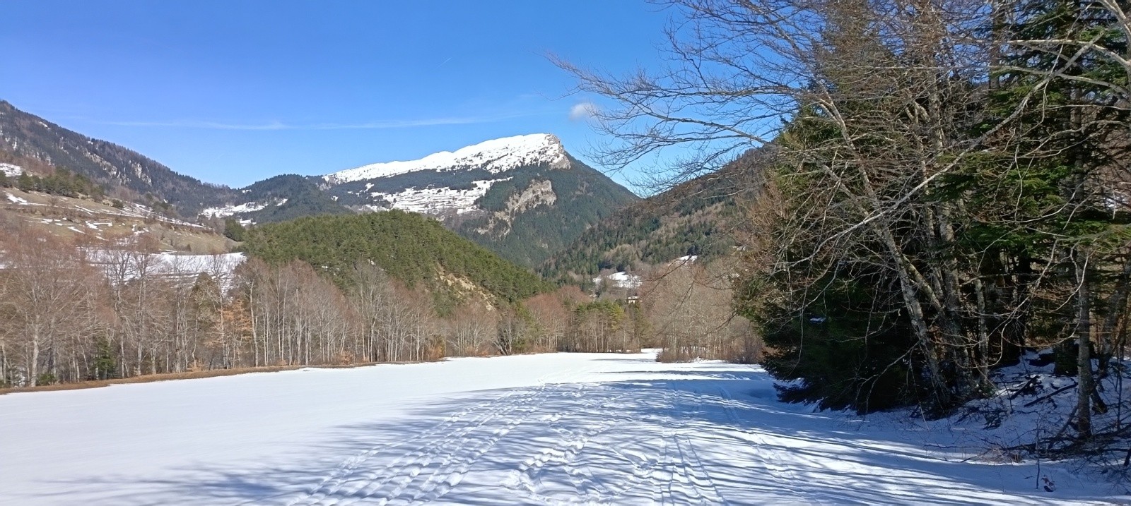 &nbsp;Neige jusqu'en bas, Rocher du Baconnet au fond&nbsp;