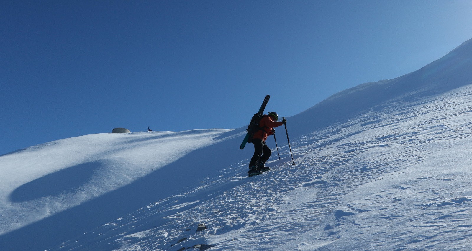 Le sommet est tout proche. On est encore sur la neige dure mais on va arriver sur l'accu&nbsp;